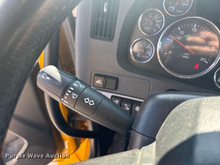 image for item EI4137 2022 Kenworth T680 semi truck