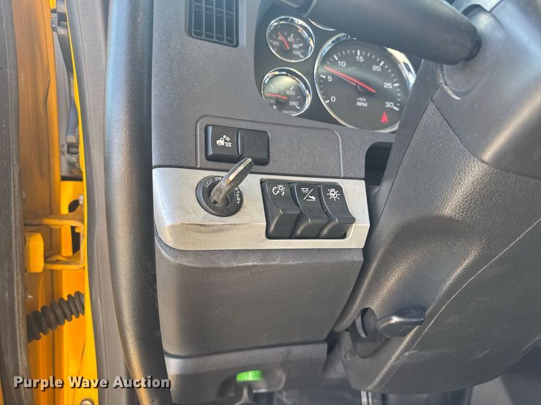 image for item EI4137 2022 Kenworth T680 semi truck