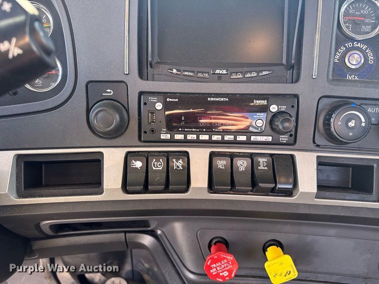 image for item EI4137 2022 Kenworth T680 semi truck