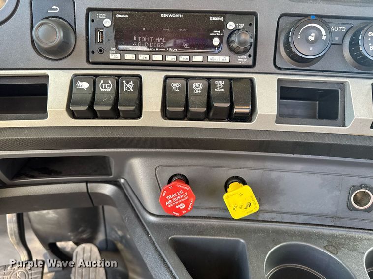 image for item EI4137 2022 Kenworth T680 semi truck