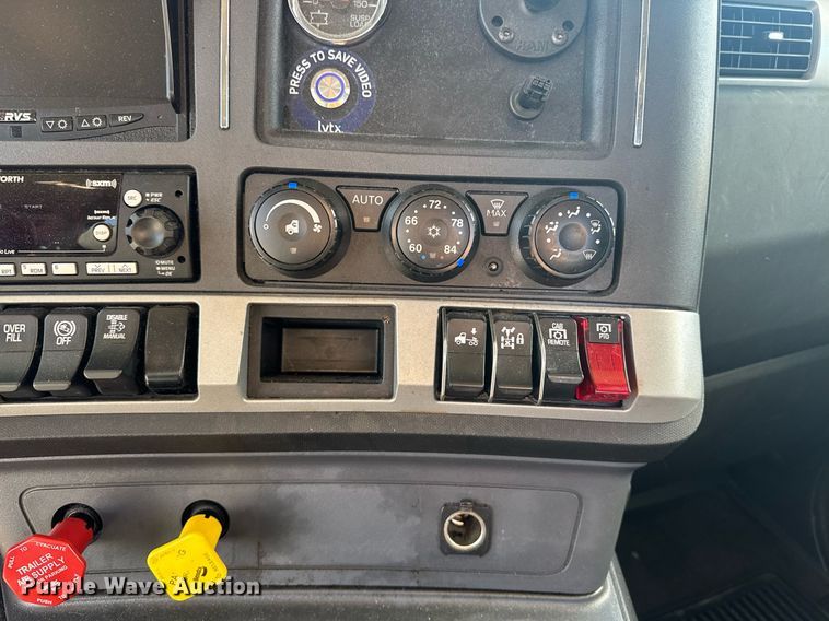 image for item EI4137 2022 Kenworth T680 semi truck