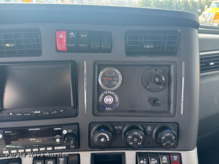 image for item EI4137 2022 Kenworth T680 semi truck