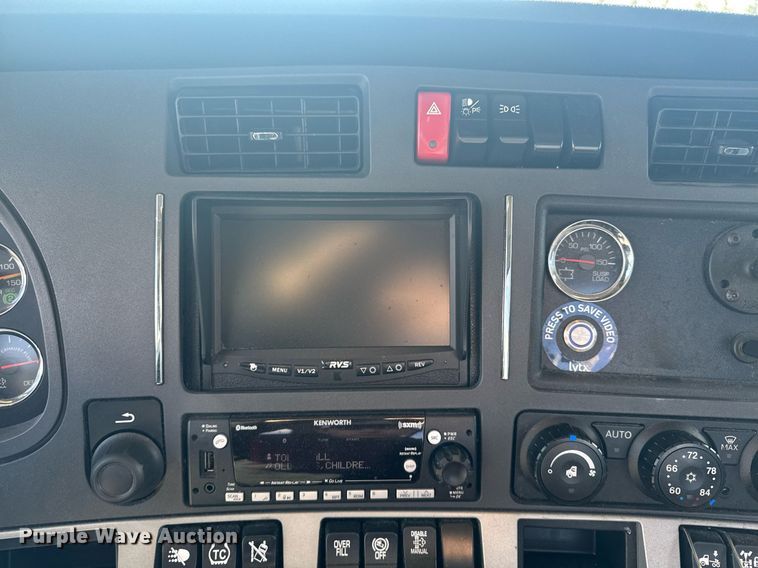 image for item EI4137 2022 Kenworth T680 semi truck