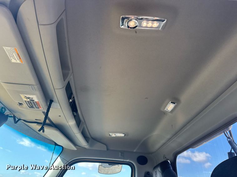 image for item EI4137 2022 Kenworth T680 semi truck