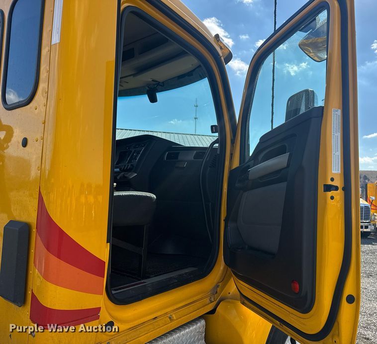 image for item EI4137 2022 Kenworth T680 semi truck