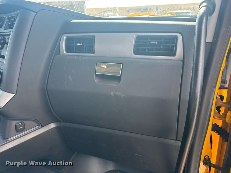 image for item EI4137 2022 Kenworth T680 semi truck