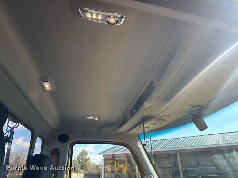 image for item EI4137 2022 Kenworth T680 semi truck