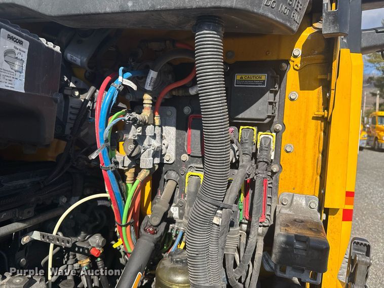 image for item EI4137 2022 Kenworth T680 semi truck