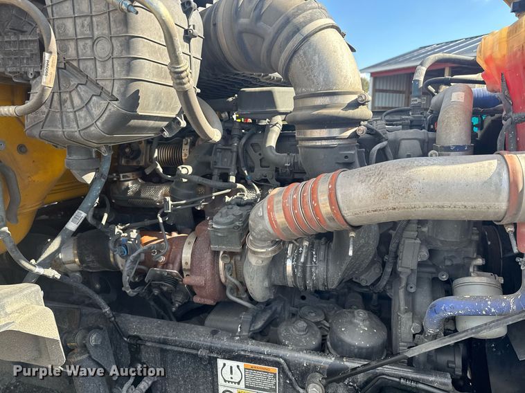 image for item EI4137 2022 Kenworth T680 semi truck