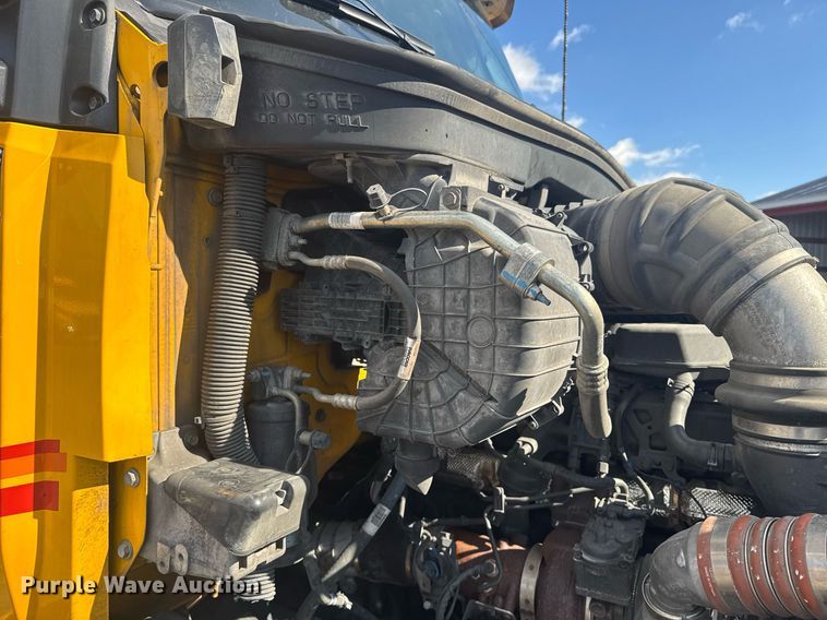 image for item EI4137 2022 Kenworth T680 semi truck