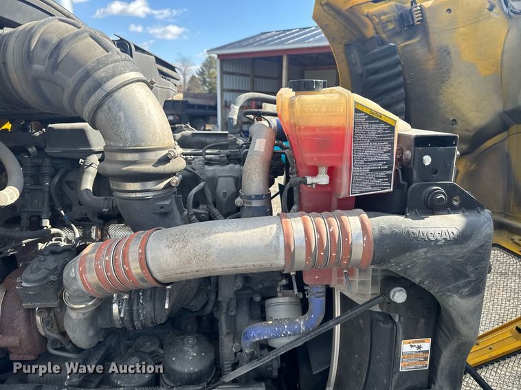 image for item EI4137 2022 Kenworth T680 semi truck