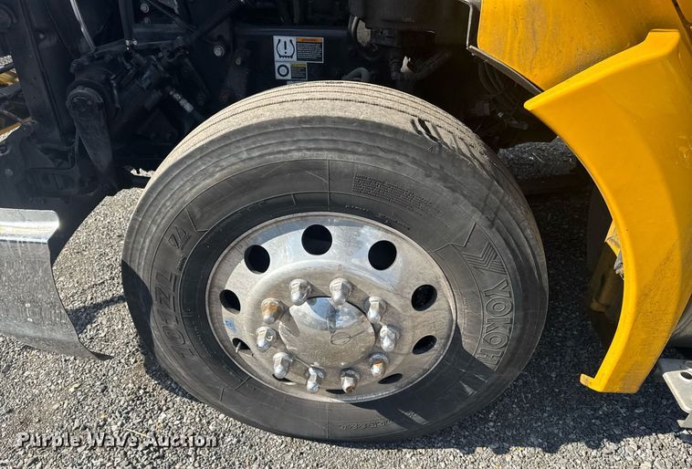 image for item EI4137 2022 Kenworth T680 semi truck