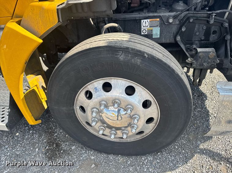 image for item EI4137 2022 Kenworth T680 semi truck