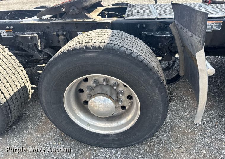 image for item EI4137 2022 Kenworth T680 semi truck