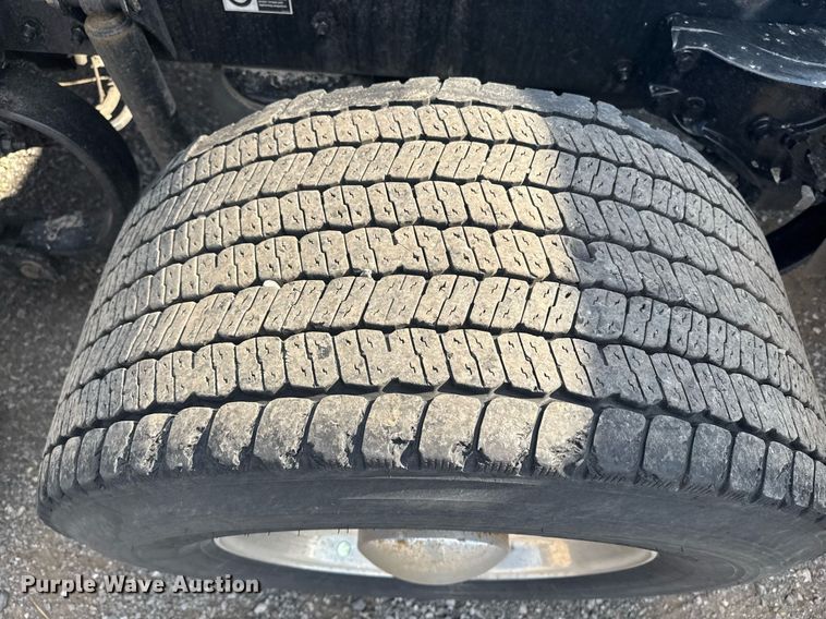 image for item EI4137 2022 Kenworth T680 semi truck