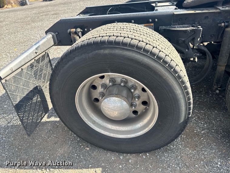 image for item EI4137 2022 Kenworth T680 semi truck