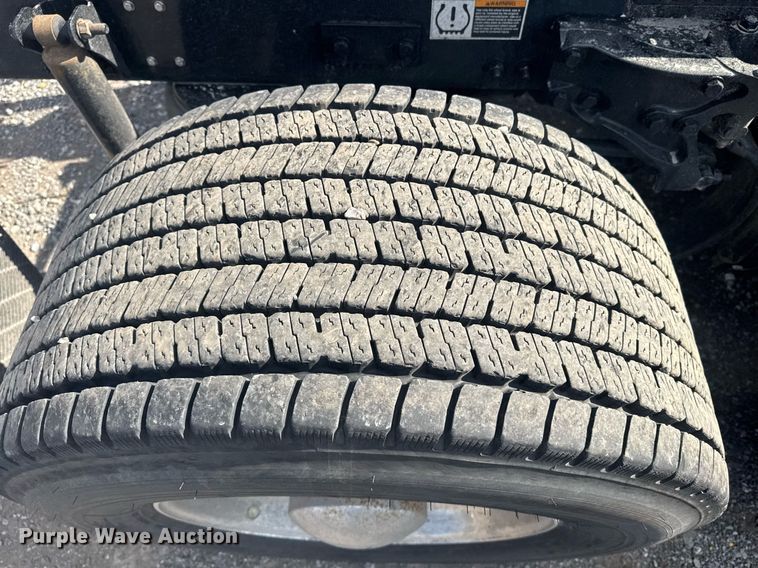 image for item EI4137 2022 Kenworth T680 semi truck