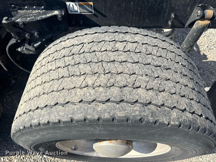 image for item EI4137 2022 Kenworth T680 semi truck