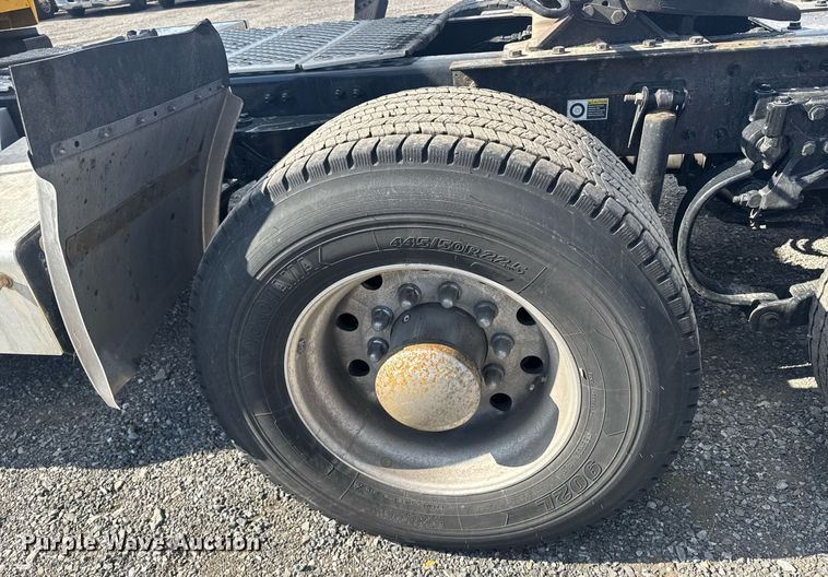 image for item EI4137 2022 Kenworth T680 semi truck