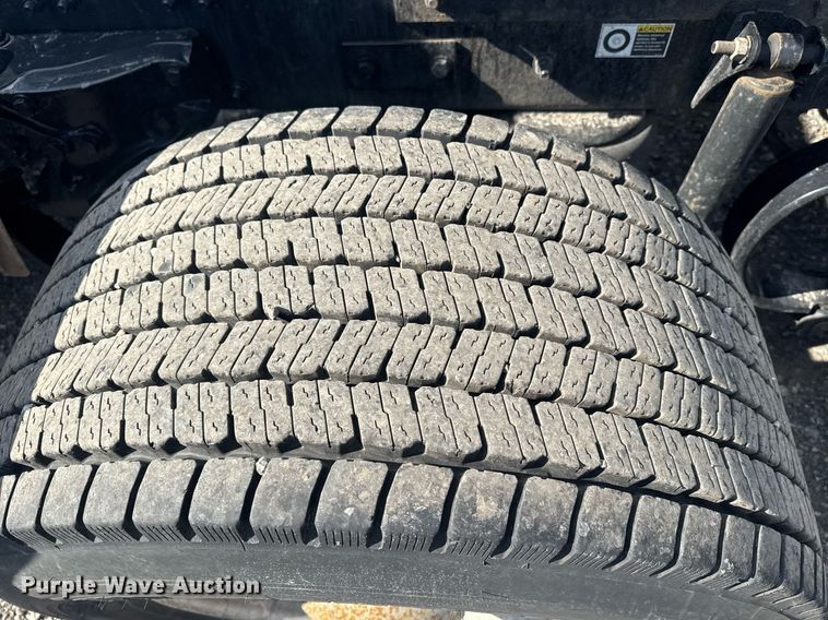 image for item EI4137 2022 Kenworth T680 semi truck