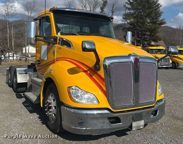 image for item EI4138 2021 Kenworth T680 semi truck