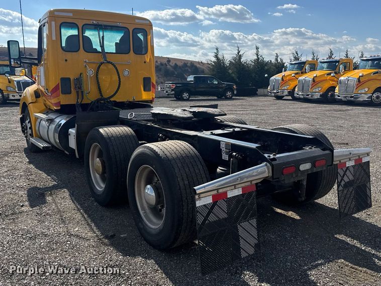 image for item EI4138 2021 Kenworth T680 semi truck