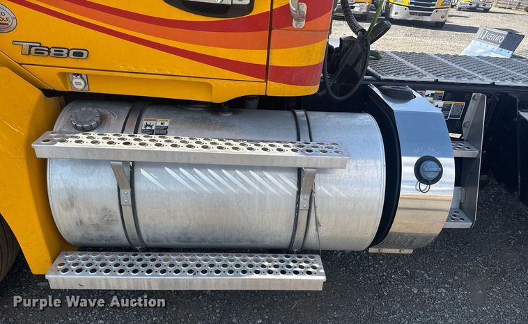 image for item EI4138 2021 Kenworth T680 semi truck