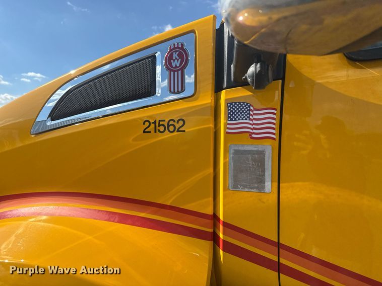 image for item EI4138 2021 Kenworth T680 semi truck