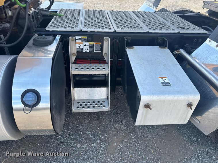 image for item EI4138 2021 Kenworth T680 semi truck