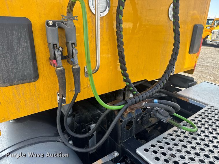 image for item EI4138 2021 Kenworth T680 semi truck