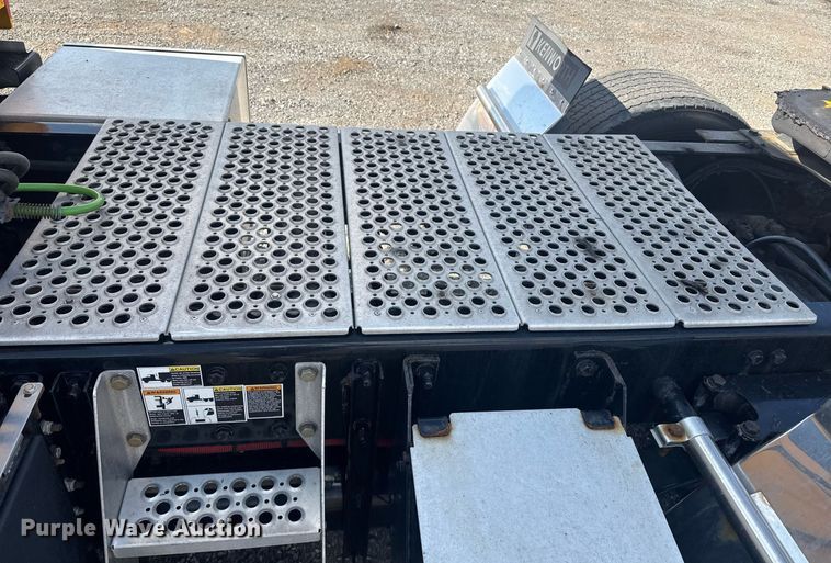 image for item EI4138 2021 Kenworth T680 semi truck