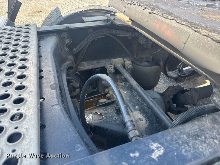 image for item EI4138 2021 Kenworth T680 semi truck