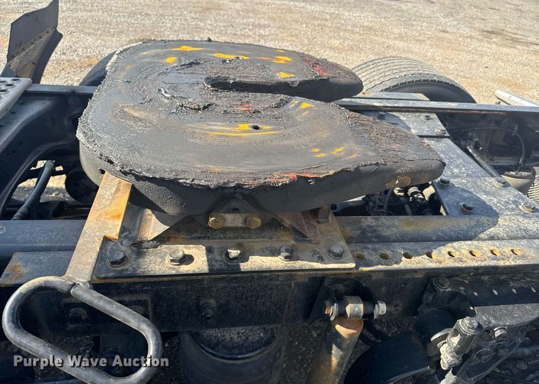 image for item EI4138 2021 Kenworth T680 semi truck