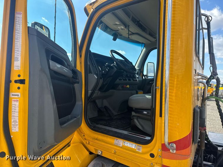 image for item EI4138 2021 Kenworth T680 semi truck