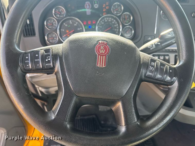 image for item EI4138 2021 Kenworth T680 semi truck