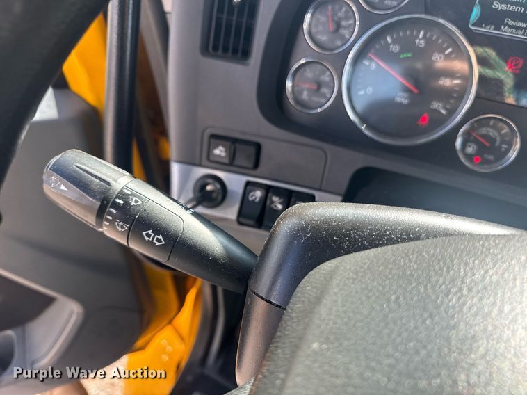 image for item EI4138 2021 Kenworth T680 semi truck