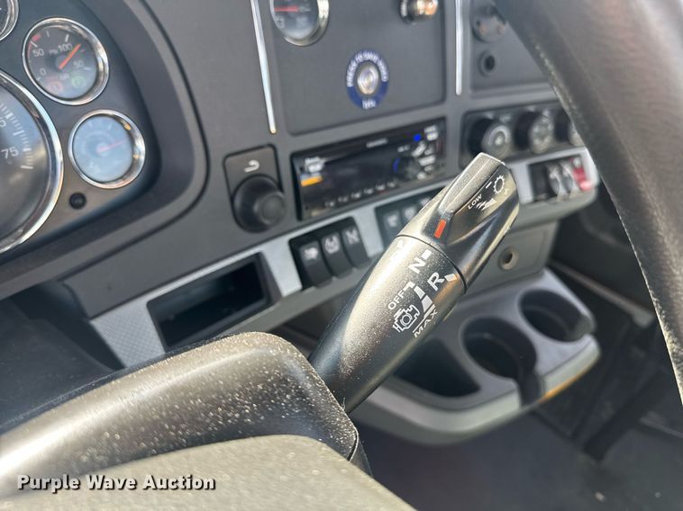 image for item EI4138 2021 Kenworth T680 semi truck