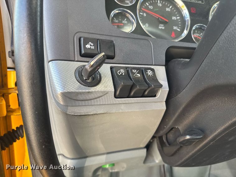 image for item EI4138 2021 Kenworth T680 semi truck