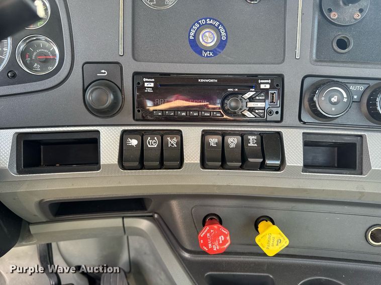 image for item EI4138 2021 Kenworth T680 semi truck