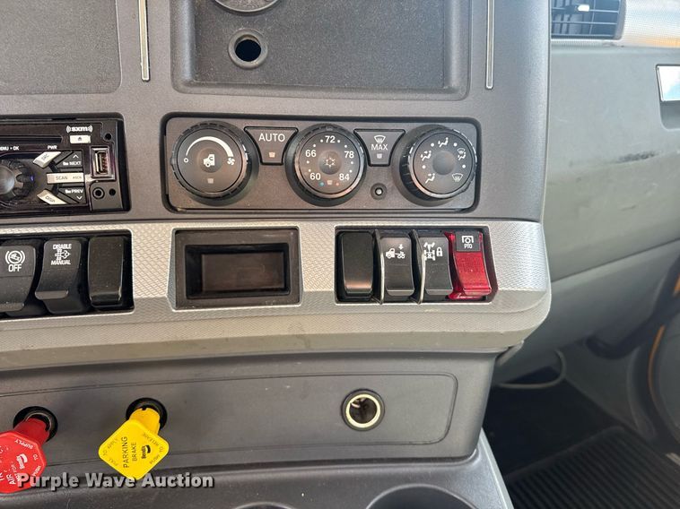 image for item EI4138 2021 Kenworth T680 semi truck