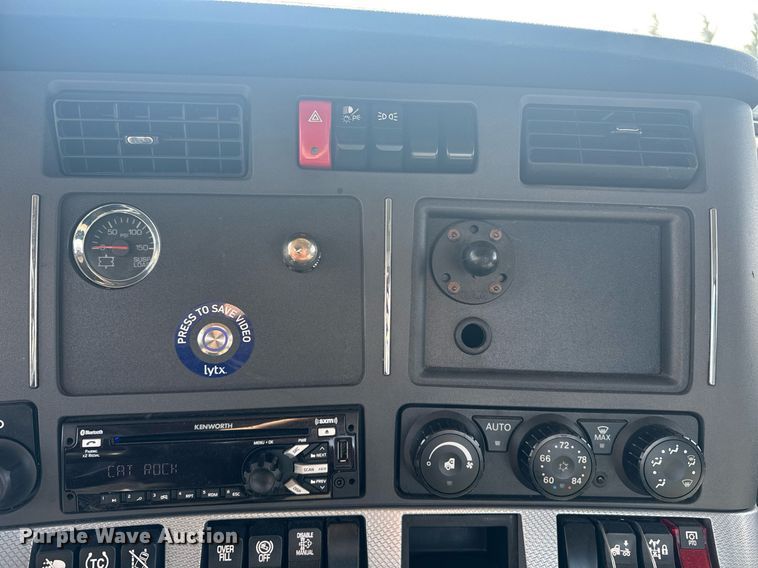 image for item EI4138 2021 Kenworth T680 semi truck