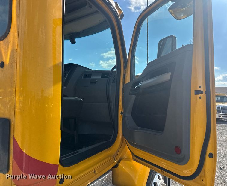 image for item EI4138 2021 Kenworth T680 semi truck