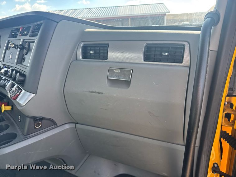 image for item EI4138 2021 Kenworth T680 semi truck