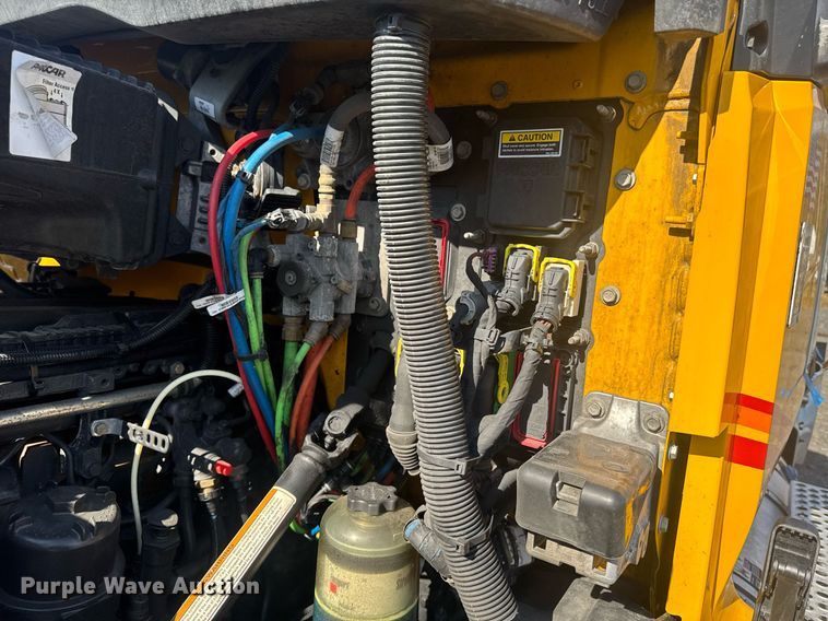 image for item EI4138 2021 Kenworth T680 semi truck