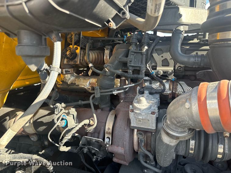 image for item EI4138 2021 Kenworth T680 semi truck