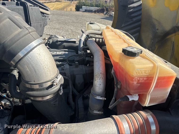 image for item EI4138 2021 Kenworth T680 semi truck