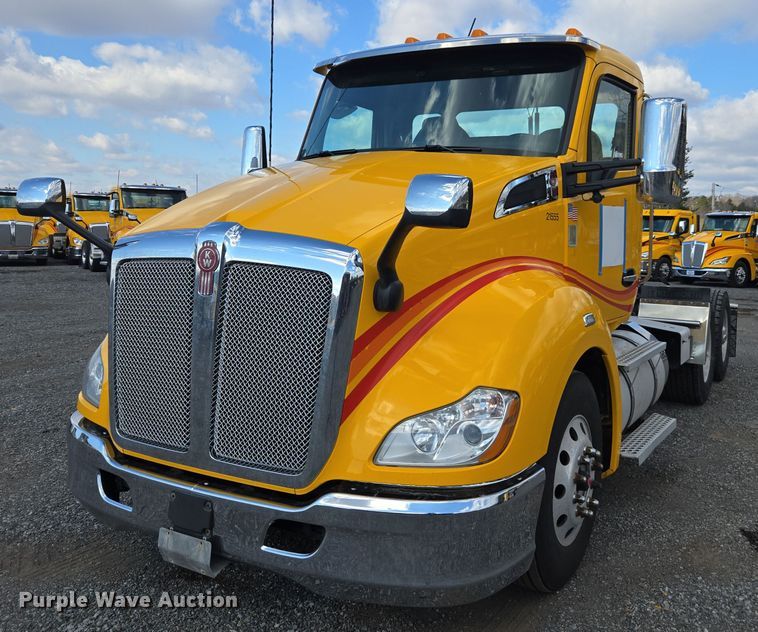 image for item EI4139 2021 Kenworth T680 semi truck