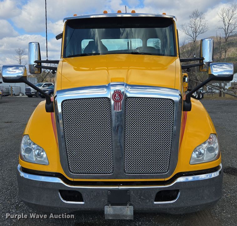 image for item EI4139 2021 Kenworth T680 semi truck