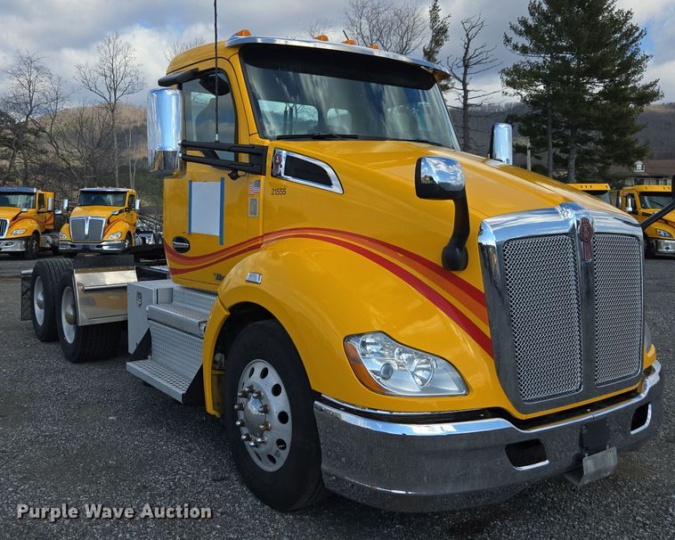 image for item EI4139 2021 Kenworth T680 semi truck