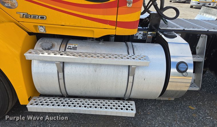 image for item EI4139 2021 Kenworth T680 semi truck